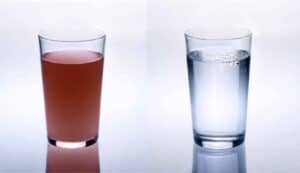 Krillolie mengt in water tot microscopisch kleine bolletjes (links). Visolie drijft in grote druppels op de vloeistof (rechts).