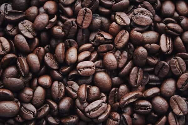 Hoe lang werkt cafeïne in je lichaam, en hoe kan je de vervelende
